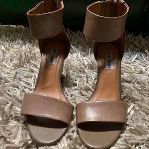 Nude light wedge